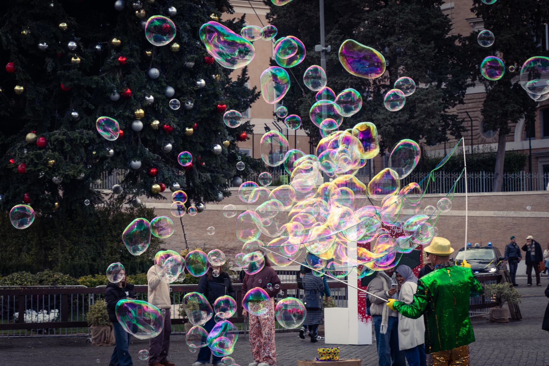 Soap bubbles by the Christmas tree in Piazza del Popolo